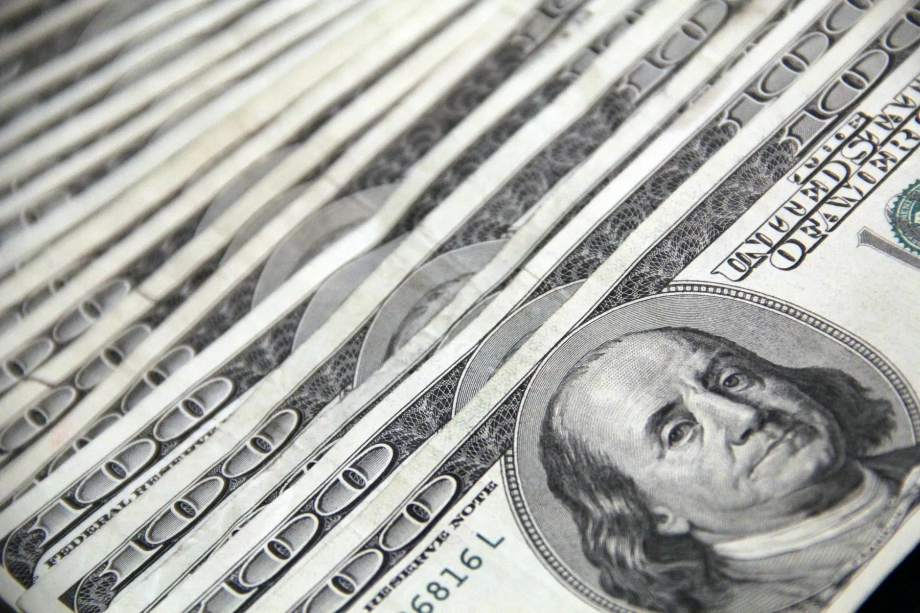 100-us-dollar-banknotes-3531895